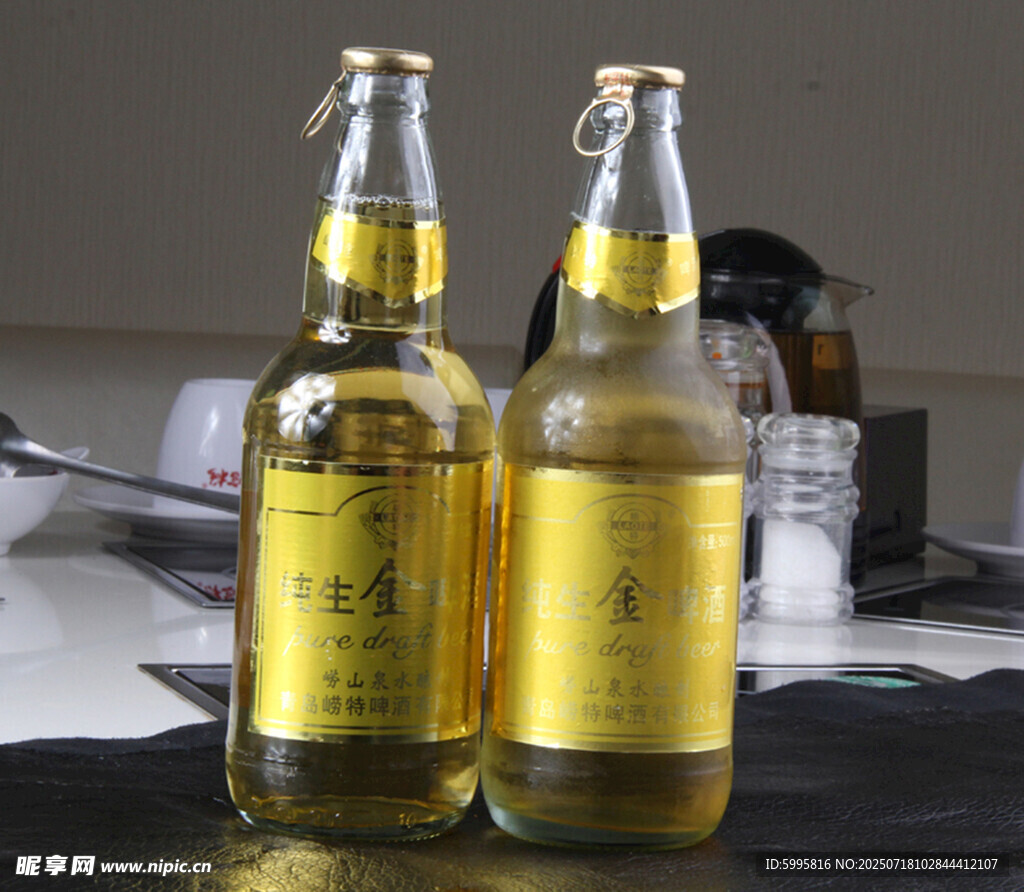 两瓶金色标签啤酒展示