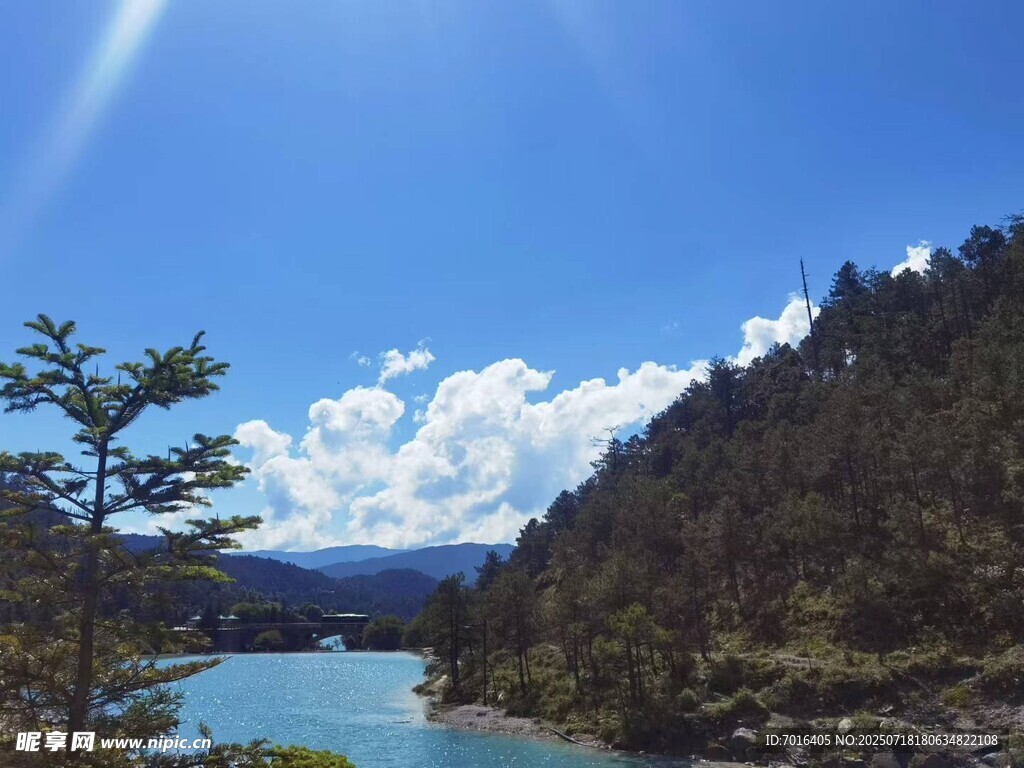 青山碧水间的秀丽风光