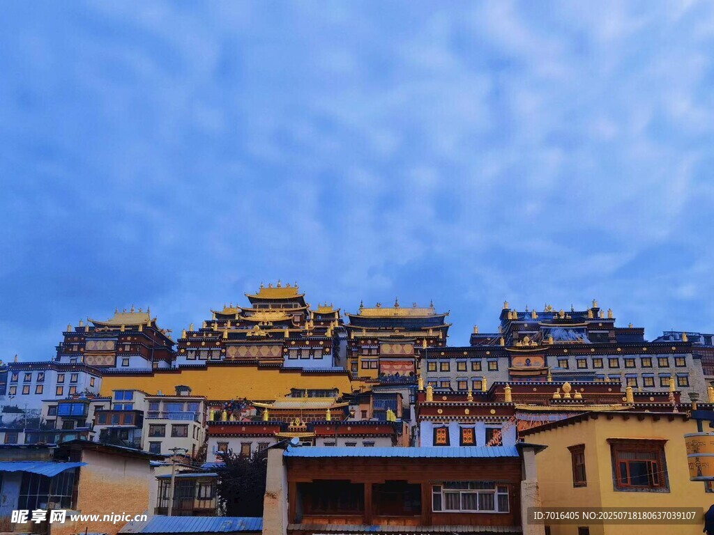 藏式 建筑景观 蓝天 白云下