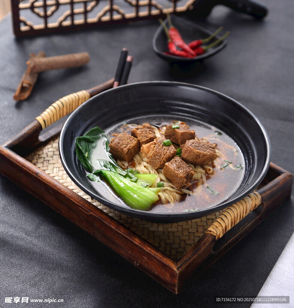 美味红烧卤肉牛肉汤面