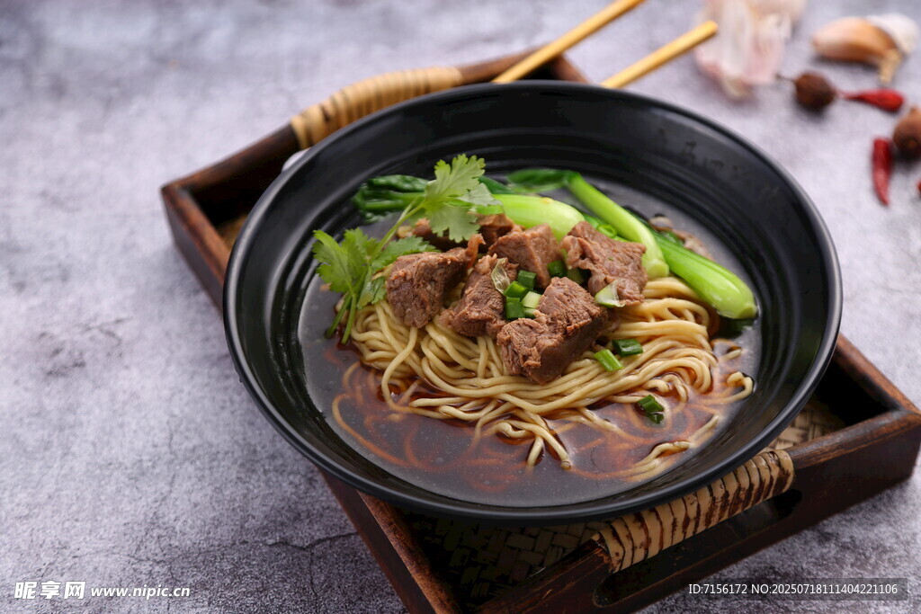牛肉青菜面红烧牛肉汤面