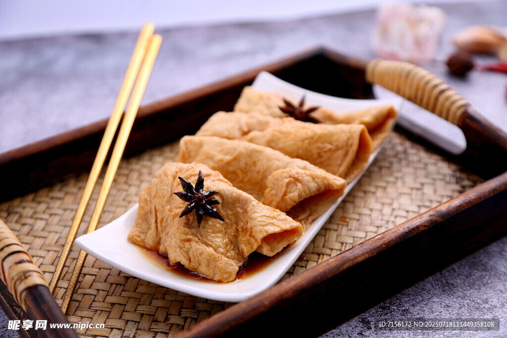 美味炸春卷摆卤豆腐