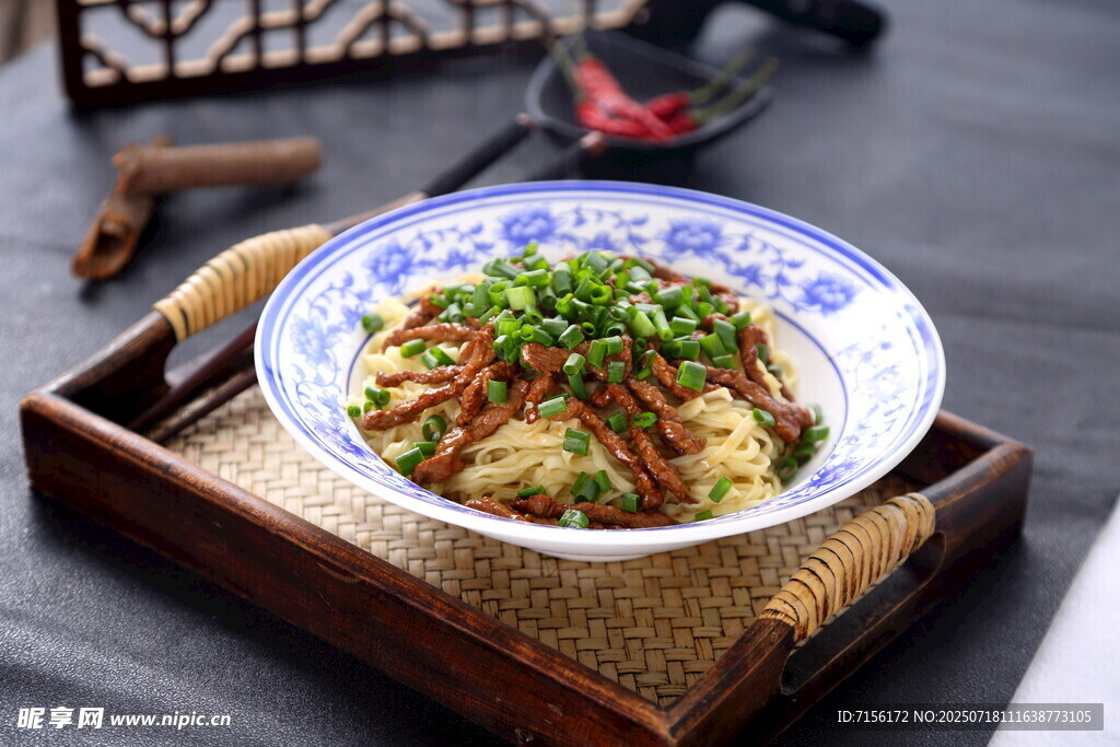 美味凉拌面肉丝菜品鲜香诱人