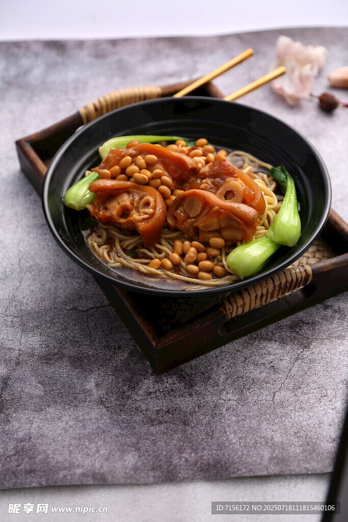 美味肉酱拌面菜品图
