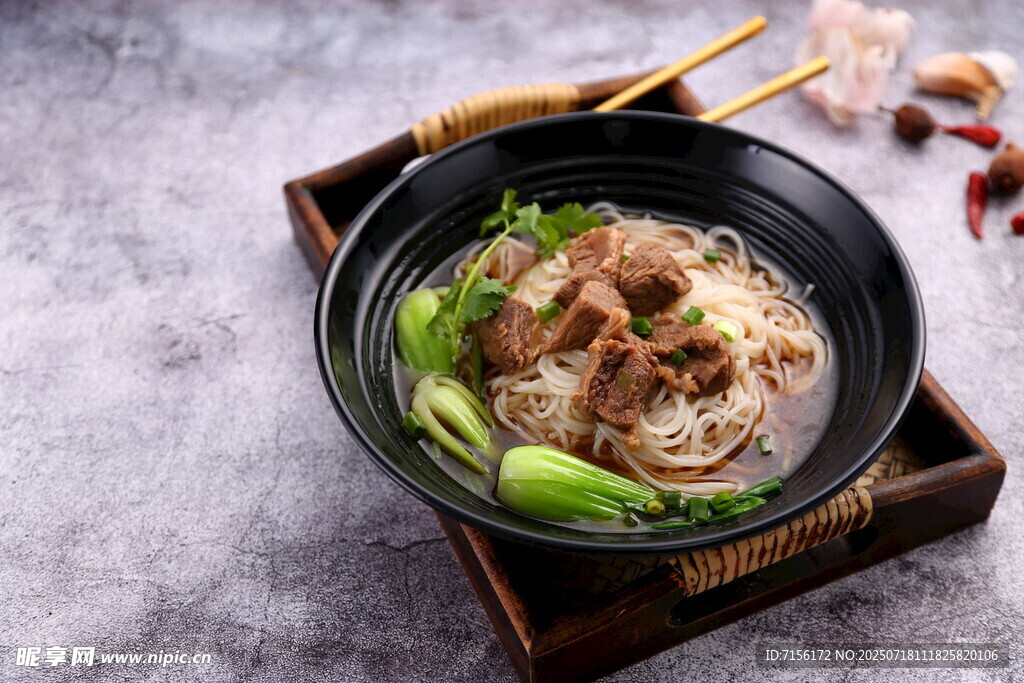 美味牛肉米粉菜品图