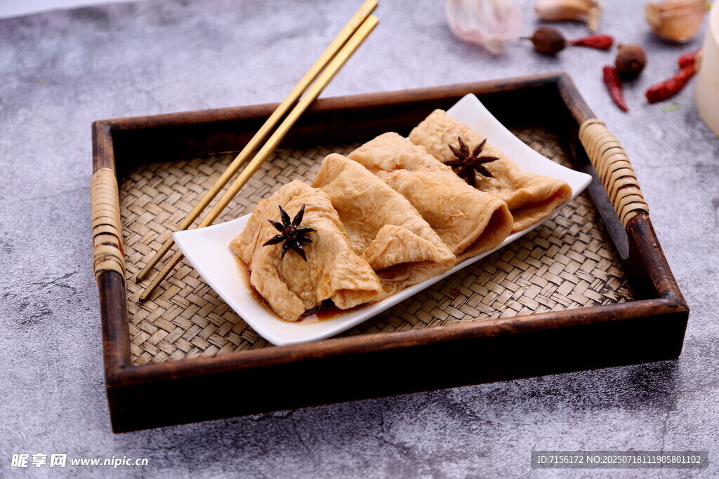 托盘上的美味炸春卷