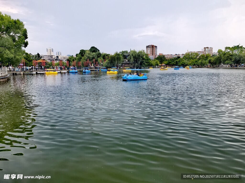 湖上多彩游船景色宜人
