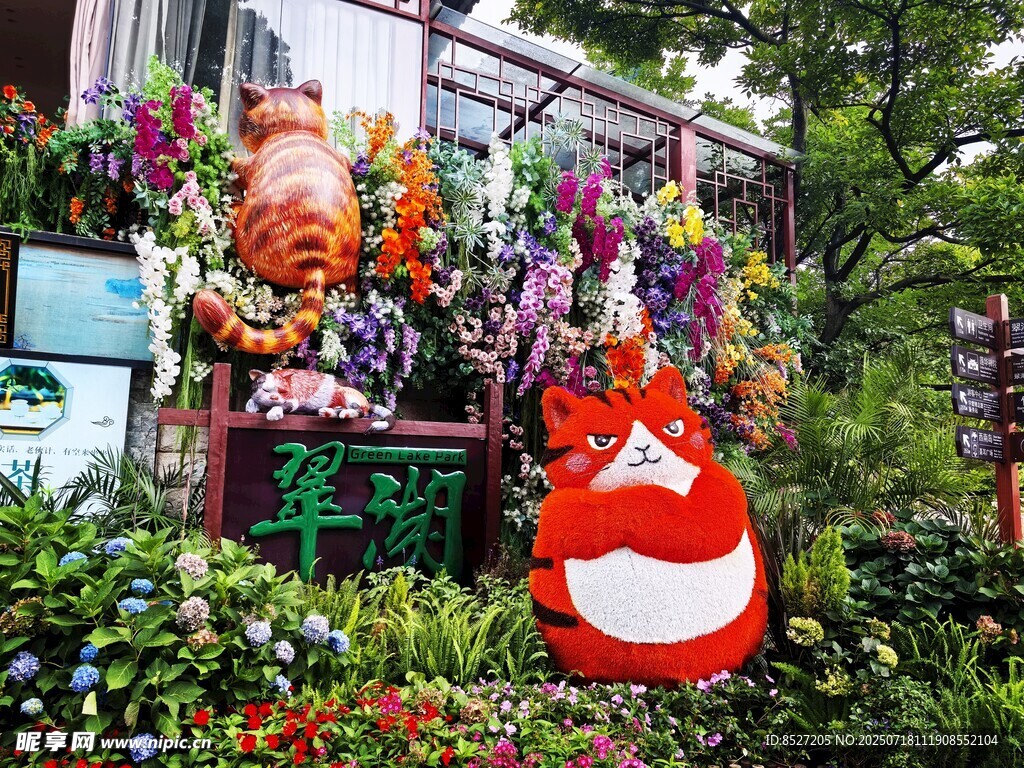 街头多彩装饰玩偶景观