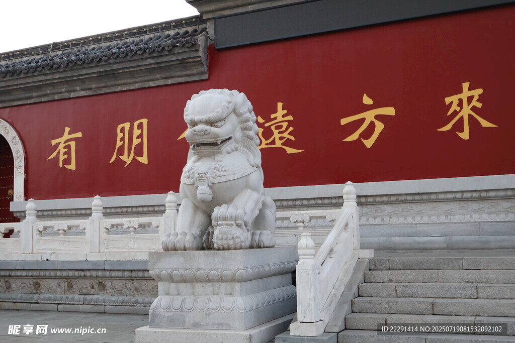 门前石狮与中式红墙景观
