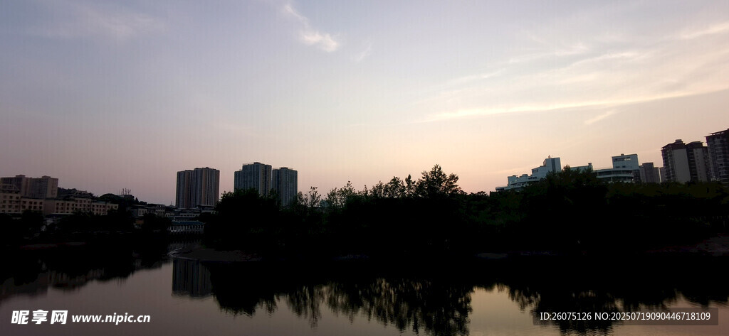 湖畔黄昏城市倒影美景