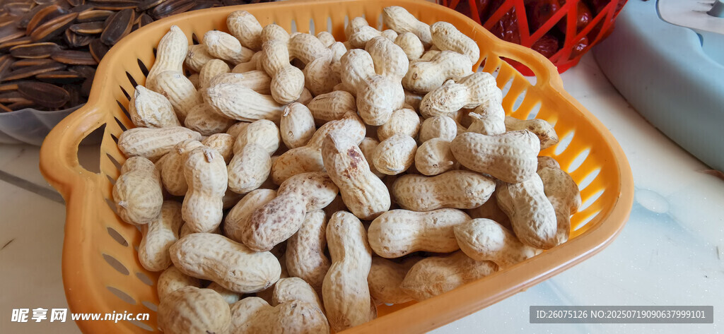 一盘饱满的花生