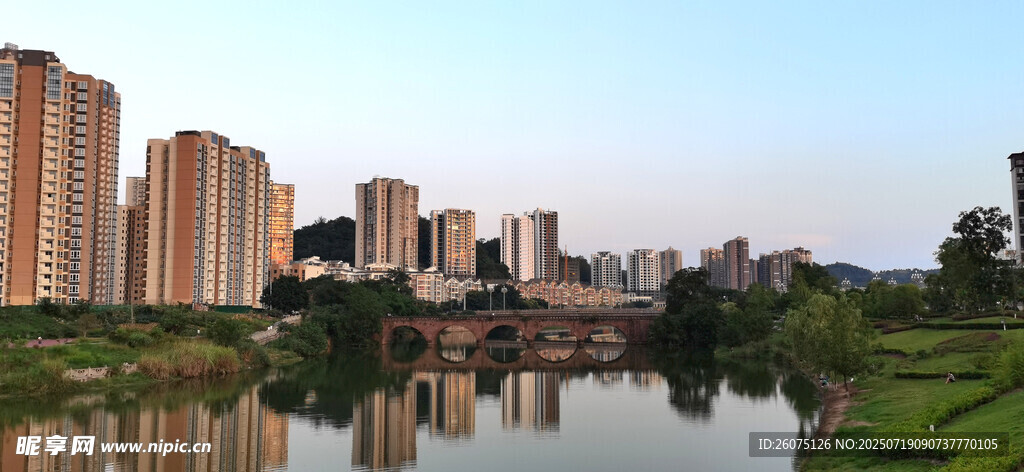 河畔高楼映景