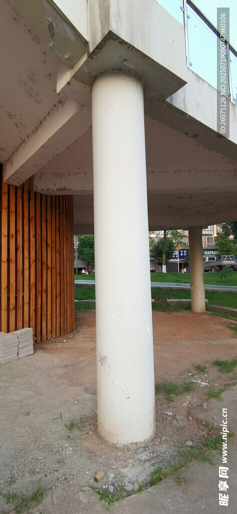 户外白色立柱建筑场景