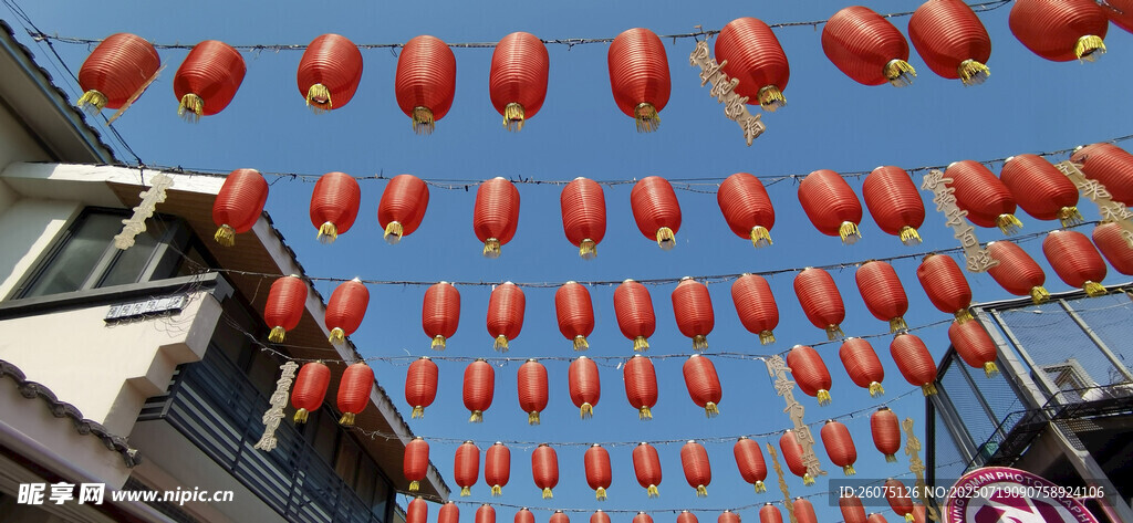 空中悬挂的喜庆红色灯笼