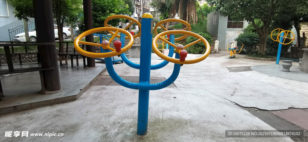 户外蓝色健身旋转器材