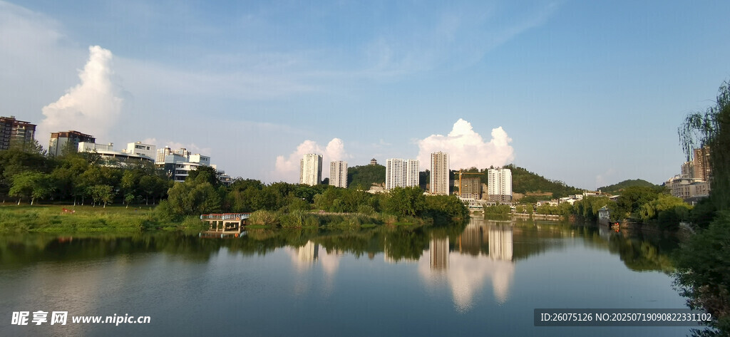 湖畔城市风光