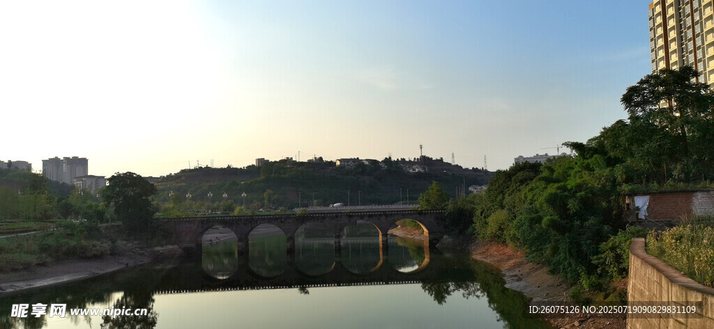 河畔城市黄昏与古桥美景