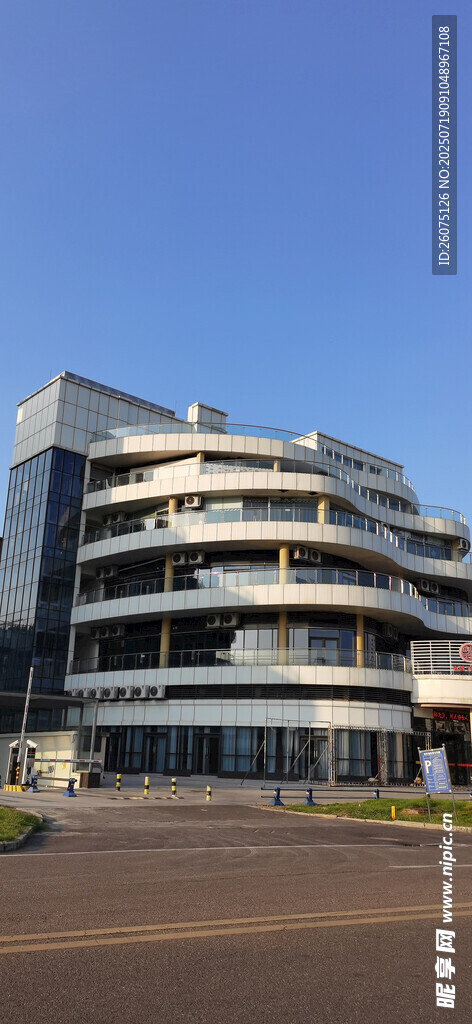 现代风格多层弧形建筑