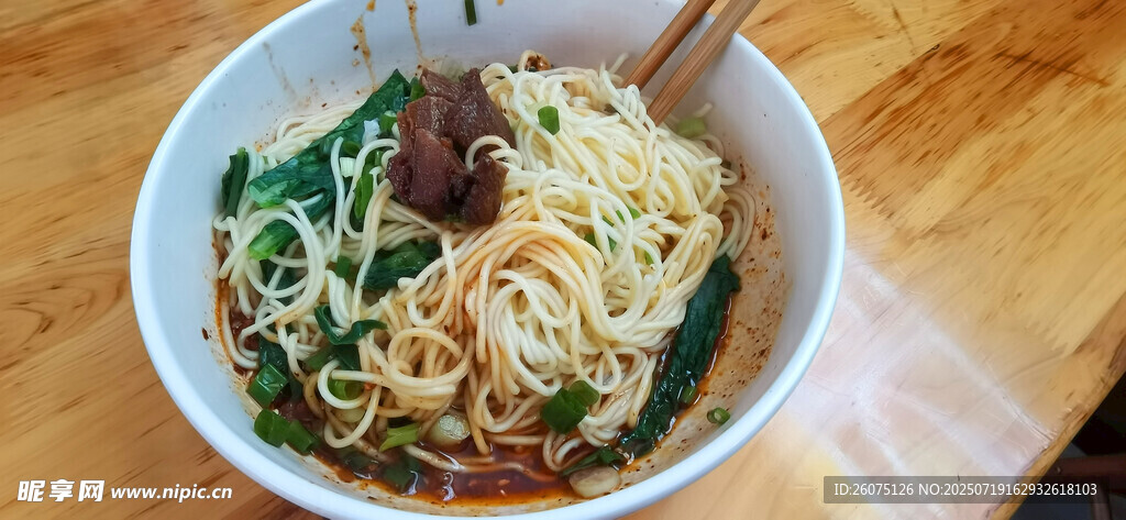 美味牛肉干拌面
