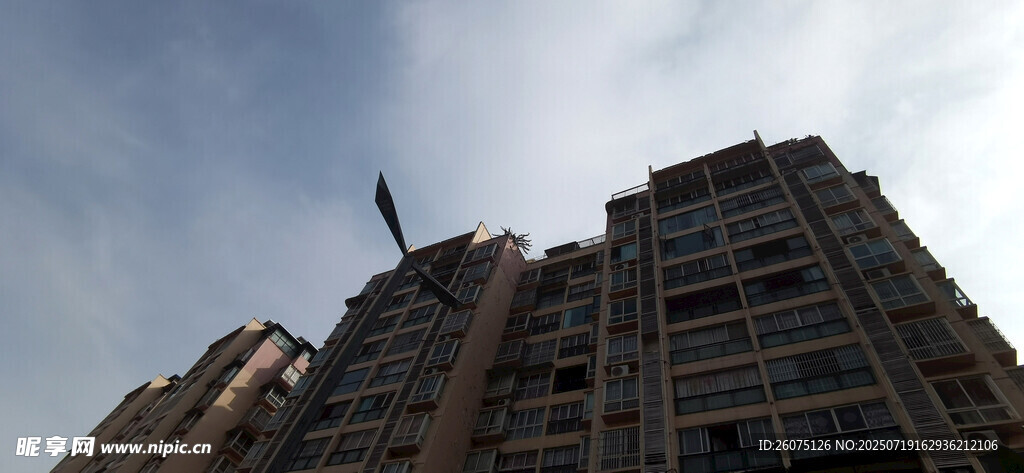 高层住宅楼仰视景象