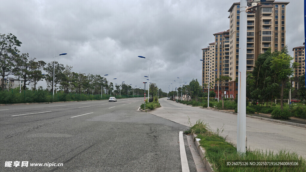 宽阔城市道路与高楼景观