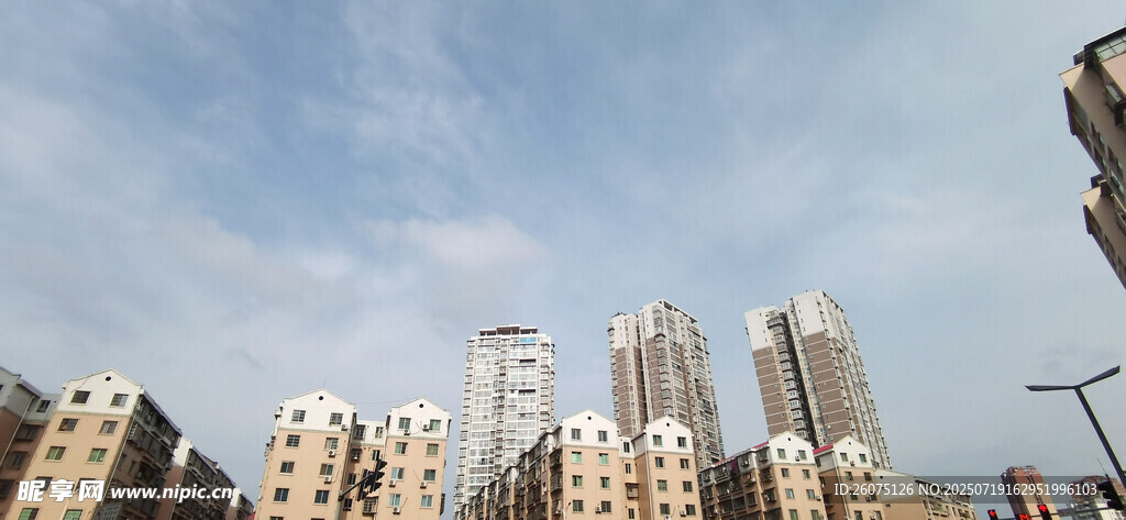 晴空下的城市高楼景观