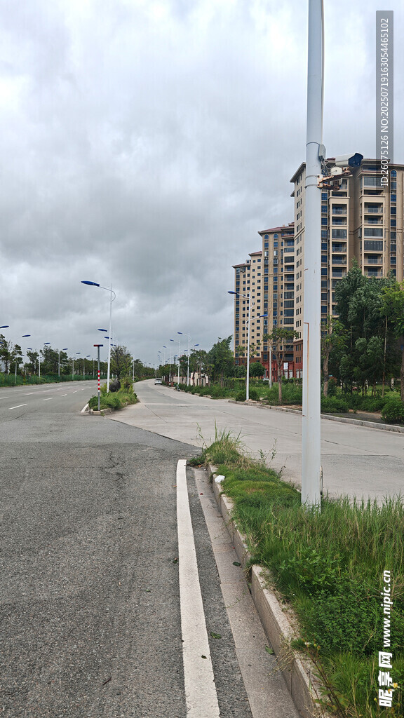 空旷道路旁的高楼景观