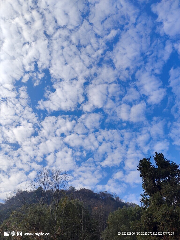 蓝天白云下的山峦美景