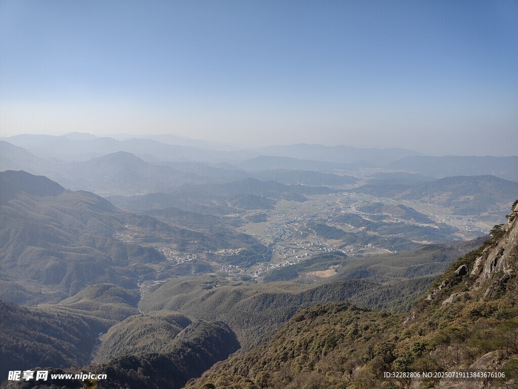 山峦壮阔全景图