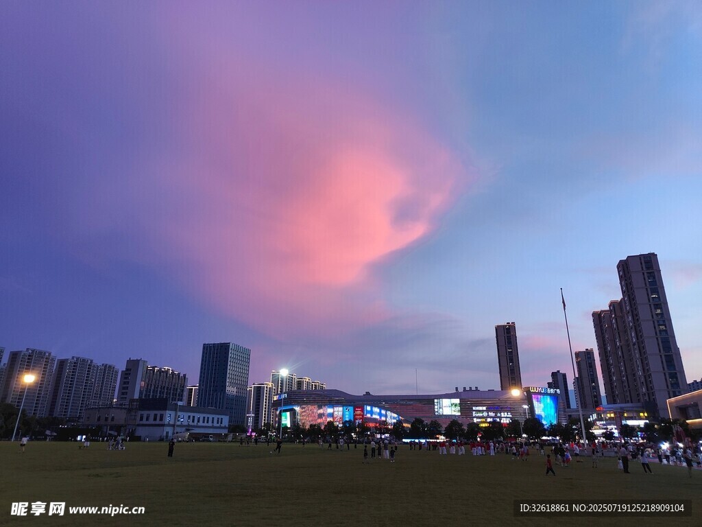 城市黄昏美景绚烂天空下