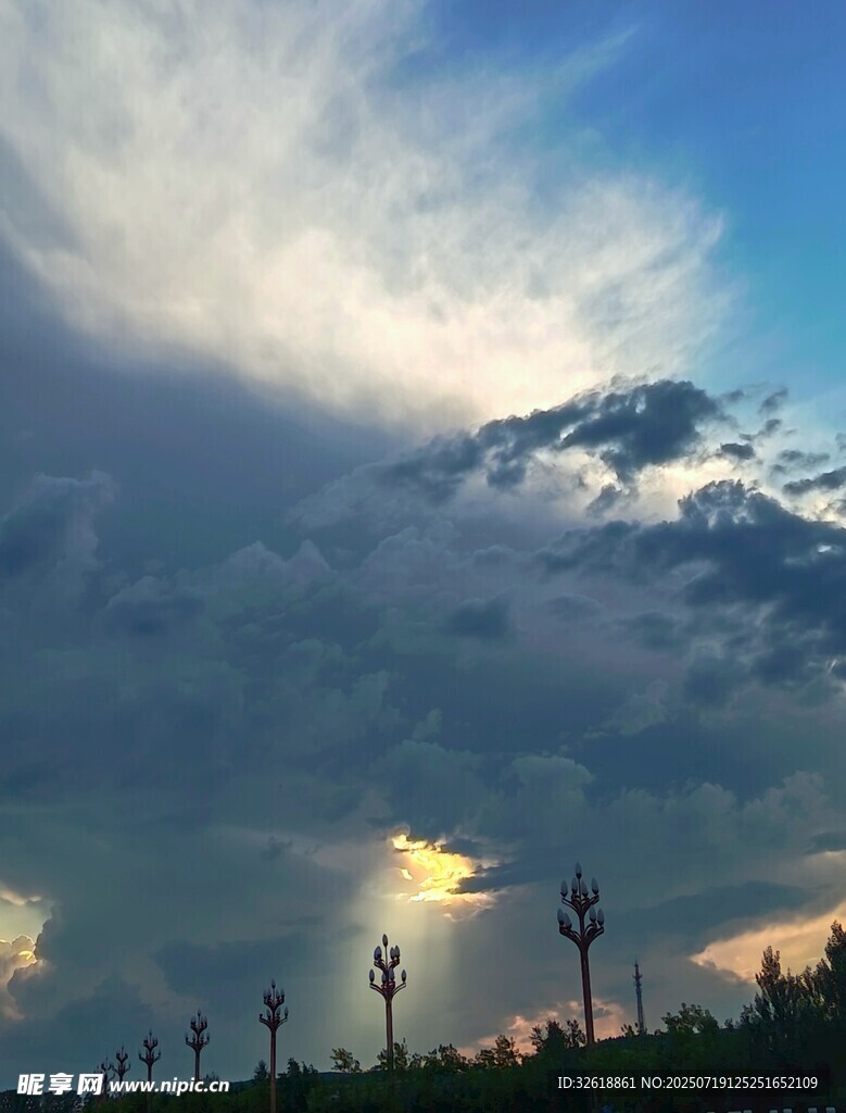 夕阳下的树木与壮丽云层