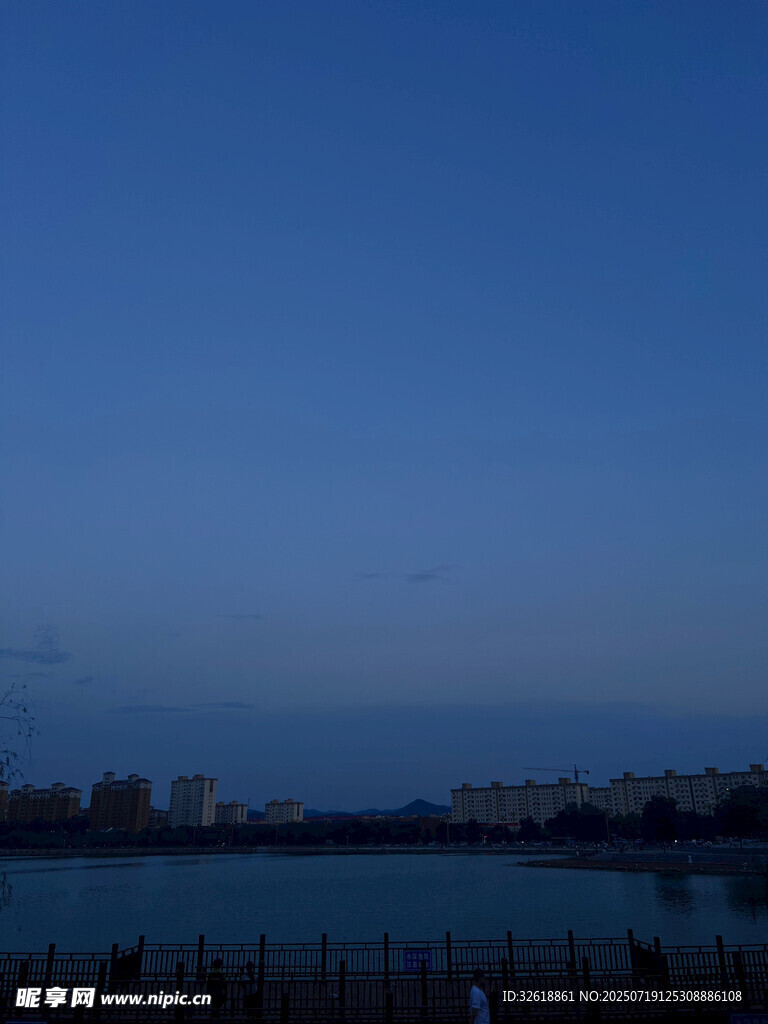 湖畔暮色中的城市远景