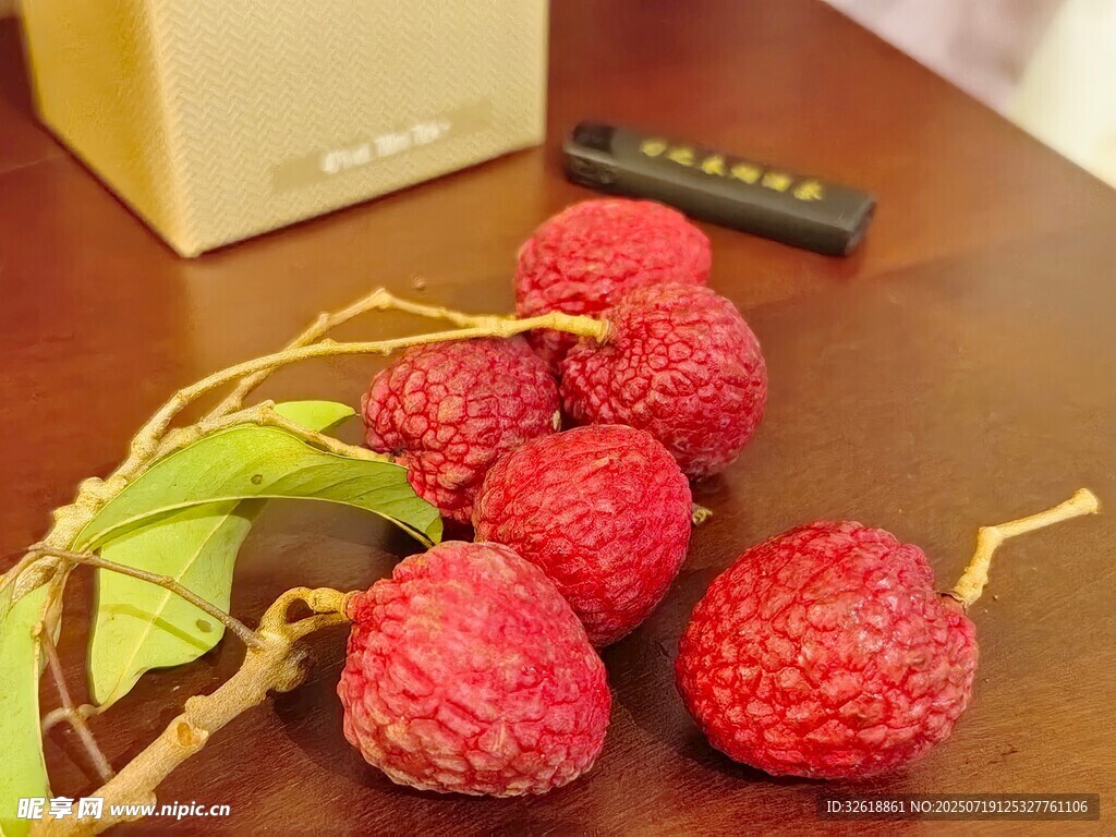 新鲜荔枝摆放在桌面上