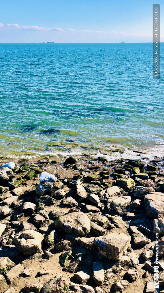 海边嶙峋礁石