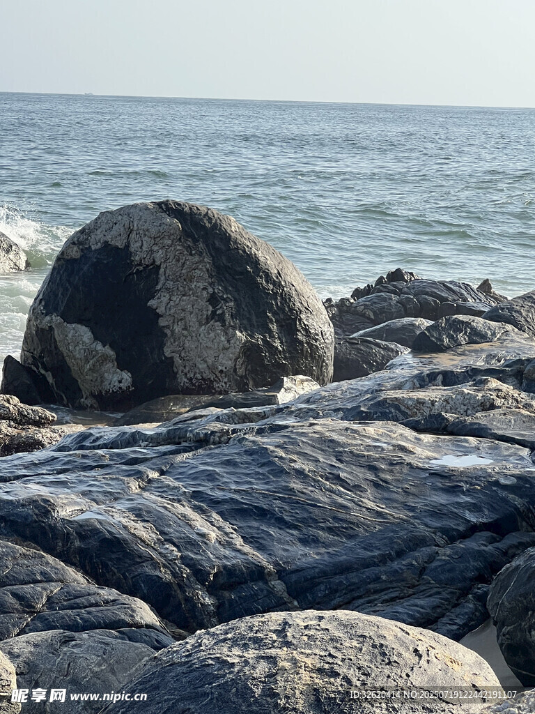 海边礁石景观