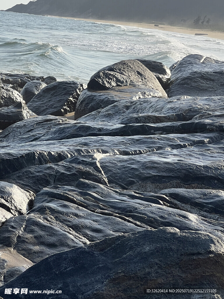 海边嶙峋岩石