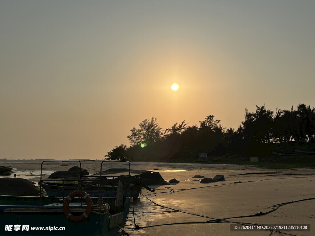 夕阳下的海边渔船风景