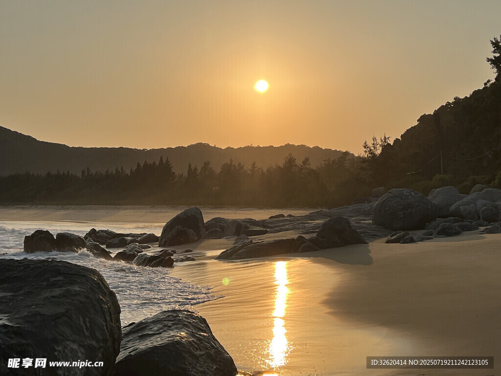 夕阳下的海边岩石美景