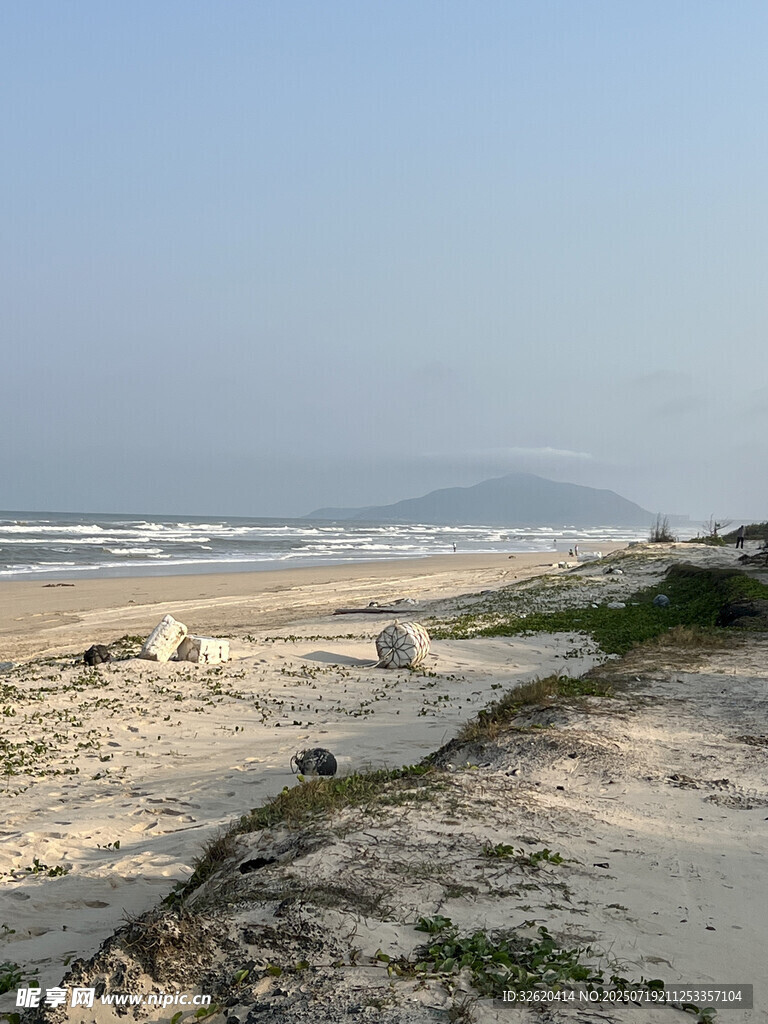 宁静沙滩与远处山峦美景