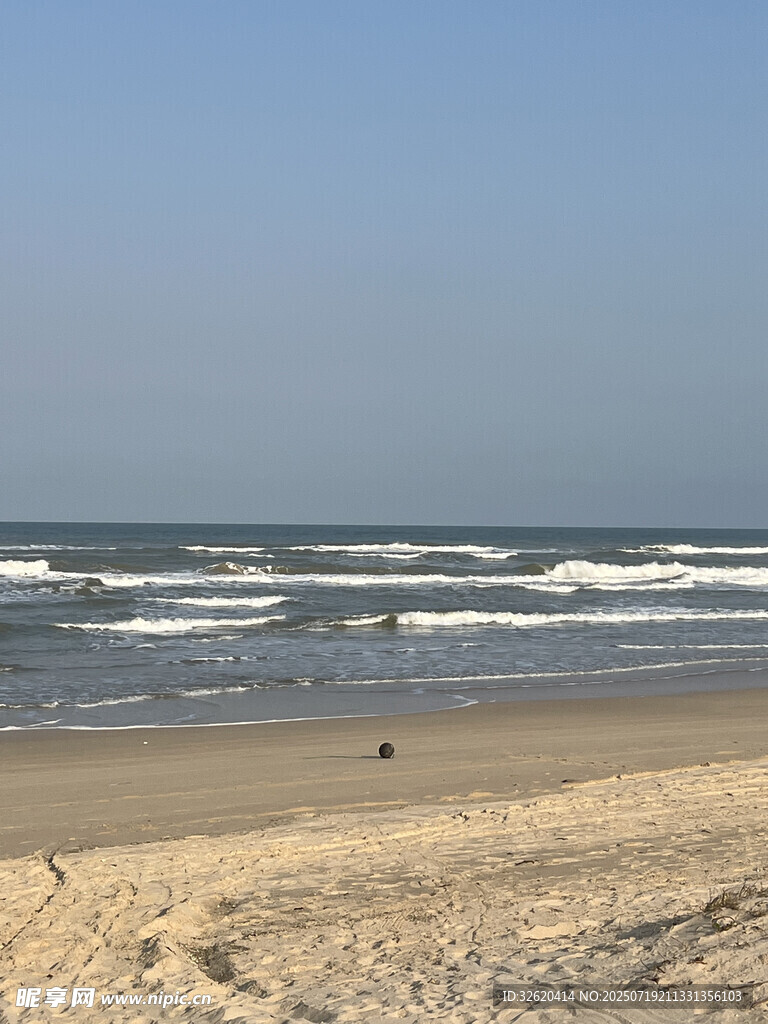 海边沙滩 海浪轻拍美景
