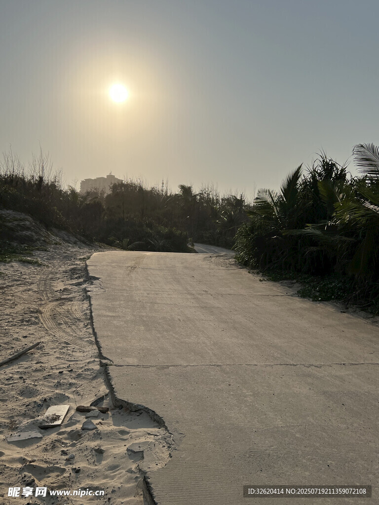 夕阳下的空旷道路