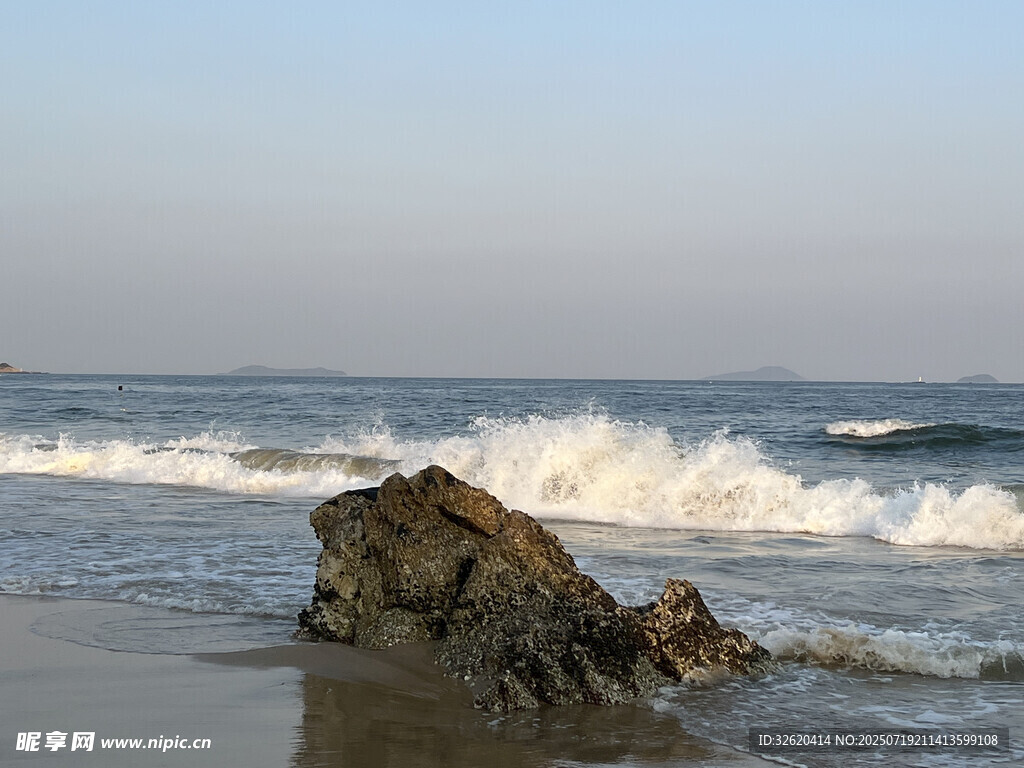海边礁石与翻涌海浪
