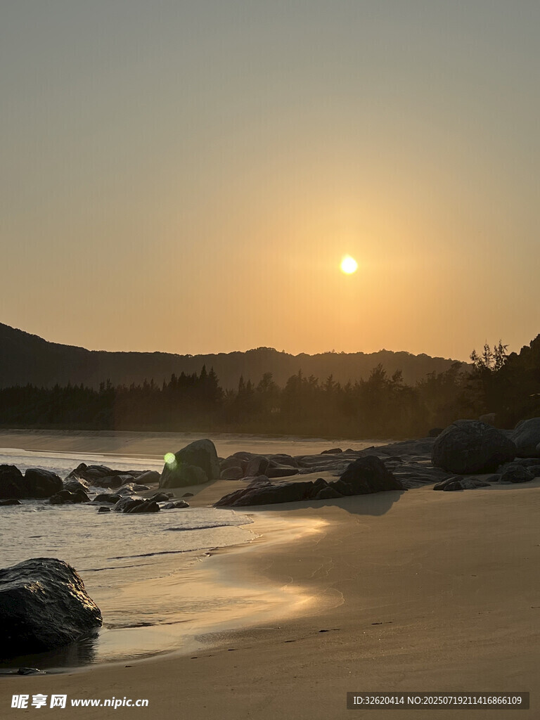 夕阳下的海滩美景