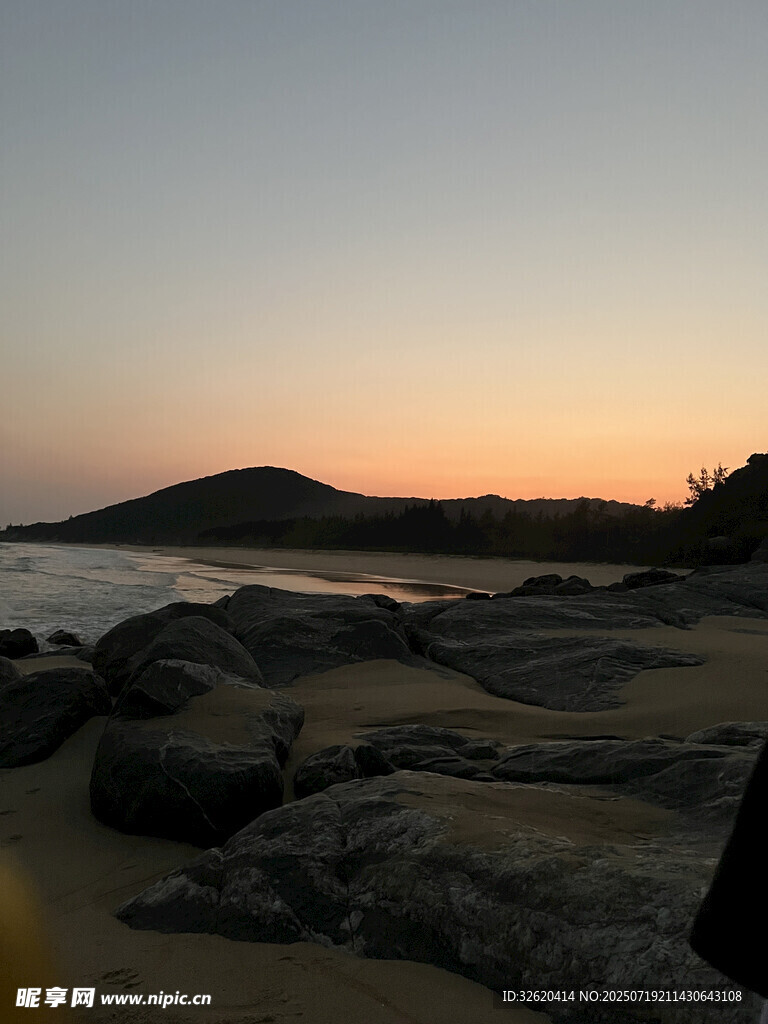 海边日落时的礁石美景