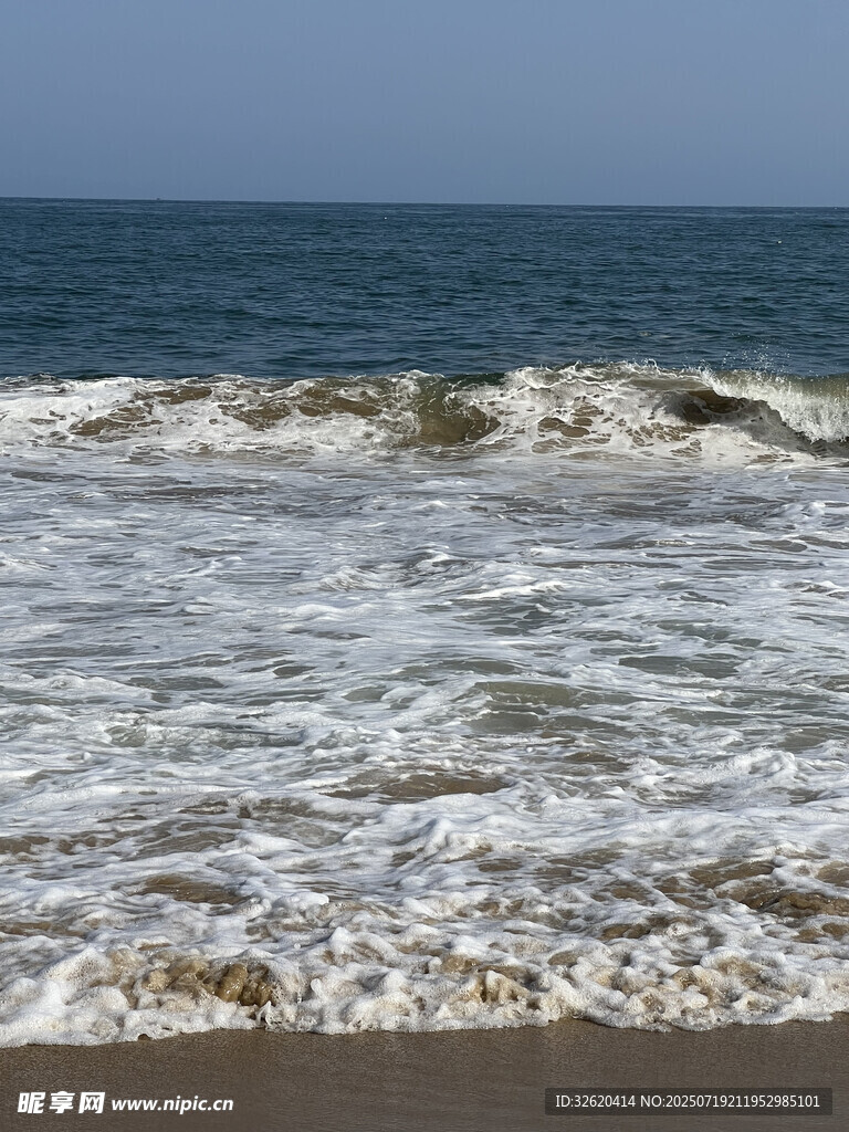 海浪拍岸的美丽海滨景象