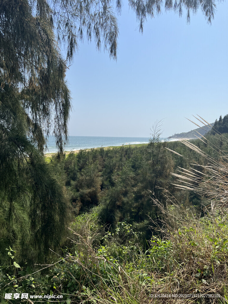 山林间远眺碧海蓝天