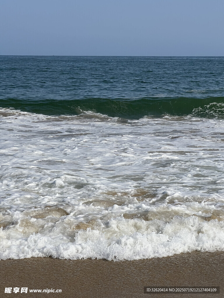 海边浪花翻涌的美丽景象