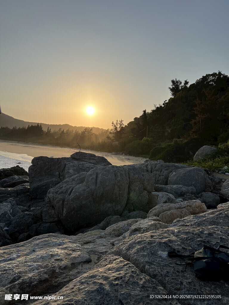 海边日出时的岩石景观