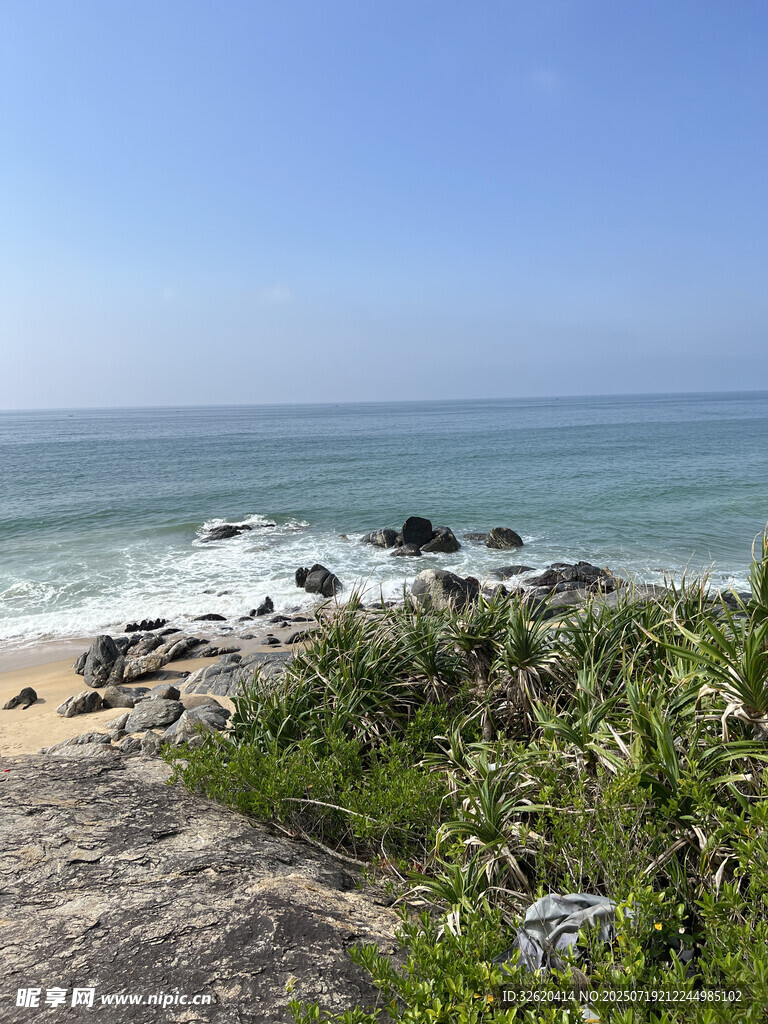 海边美景 岩石绿植与海浪