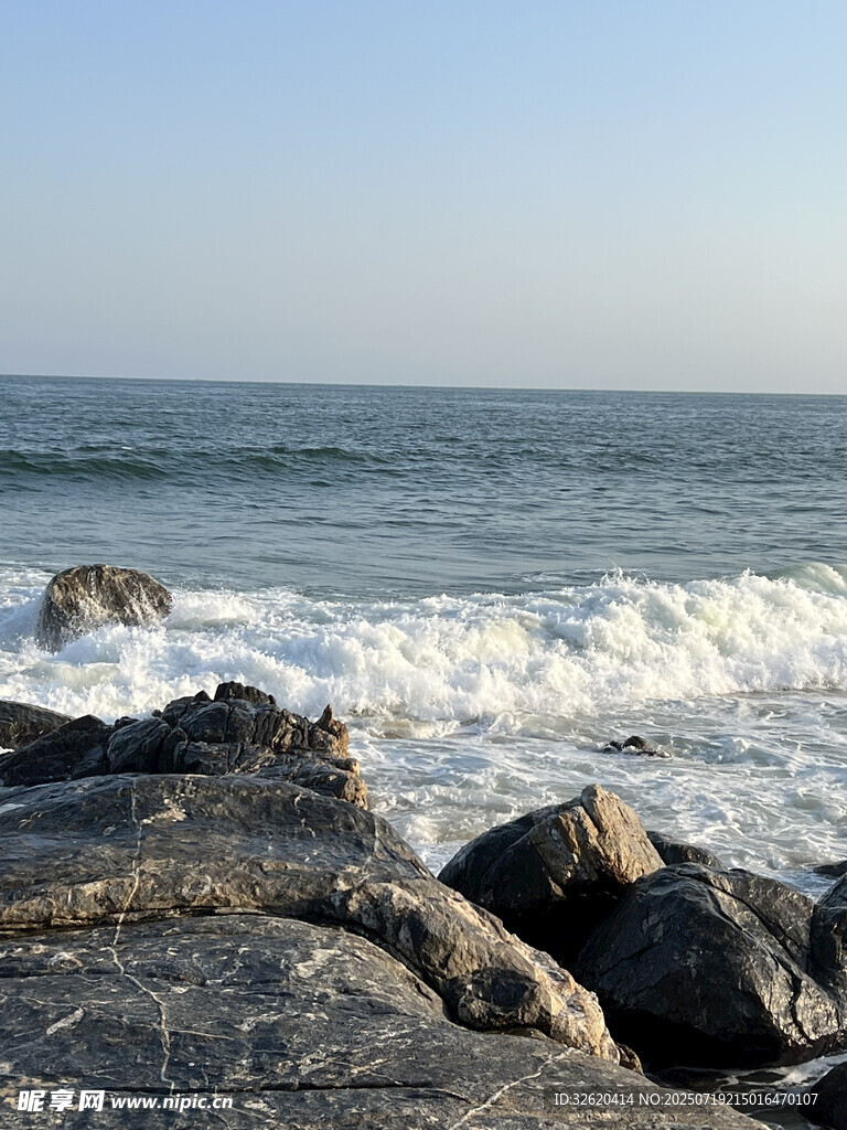 海边礁石与翻涌海浪